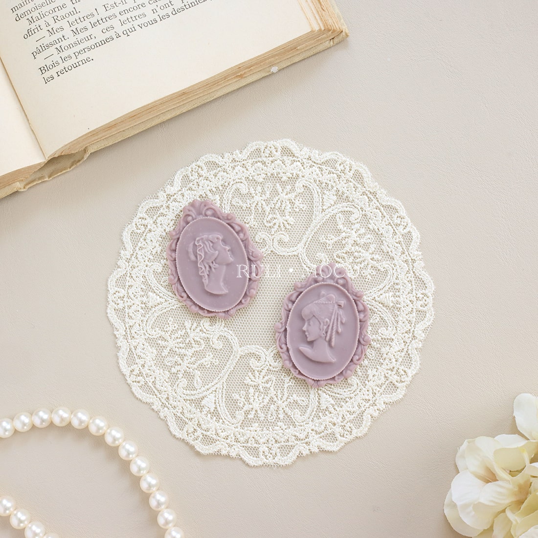 Feminine Cameos