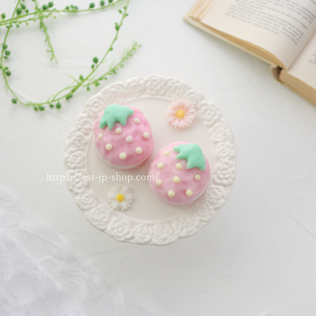 Strawberry Macaroons
