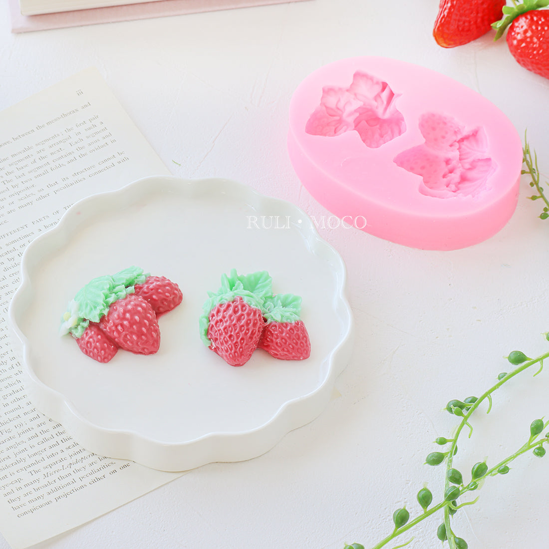 Strawberries with leaves (2 pieces)