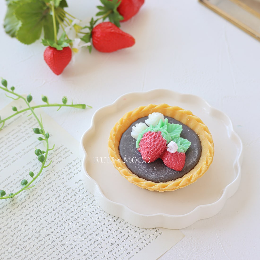 Strawberries with leaves (2 pieces)