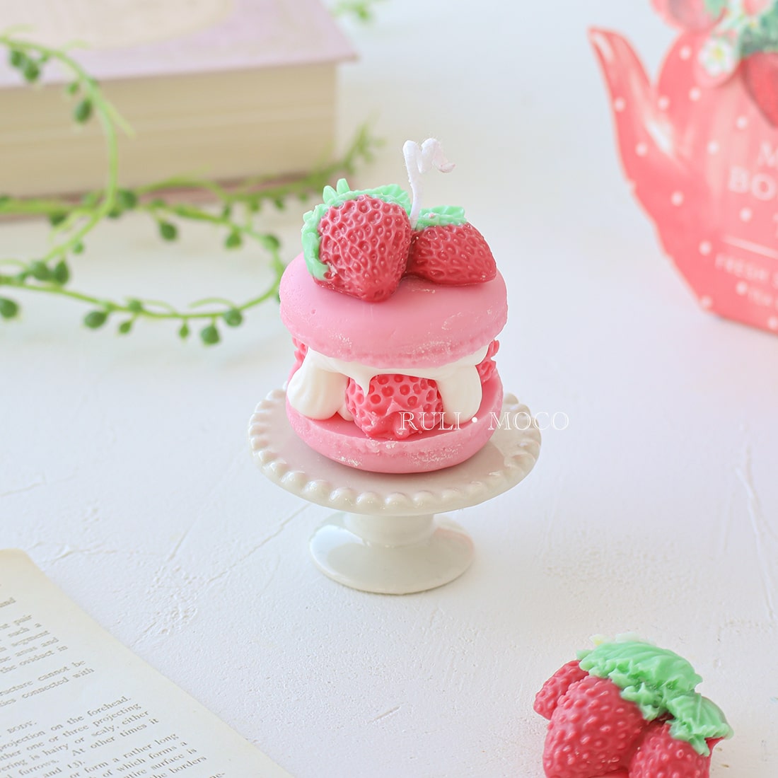 Strawberries with leaves (2 pieces)