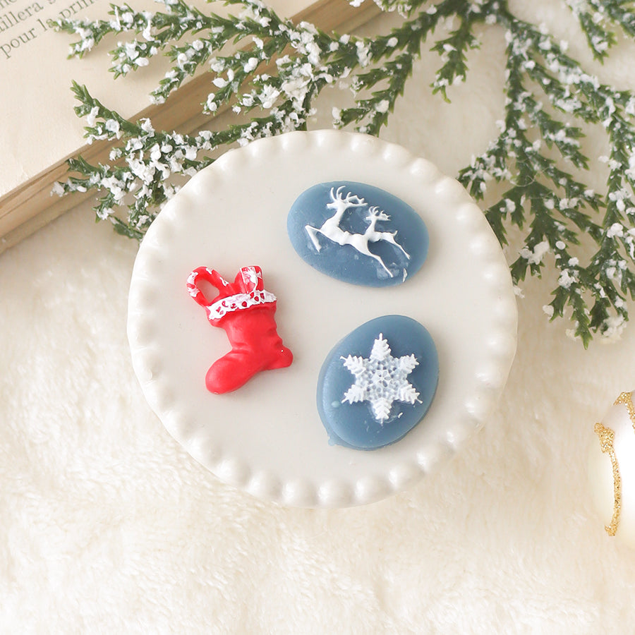 A small Christmas cameo