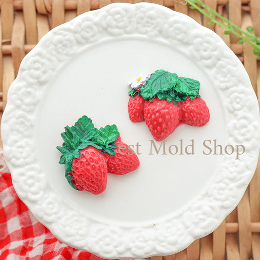 Strawberries with leaves (2 pieces)